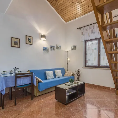 Apartment Spacious With Garden In Croatia Porec